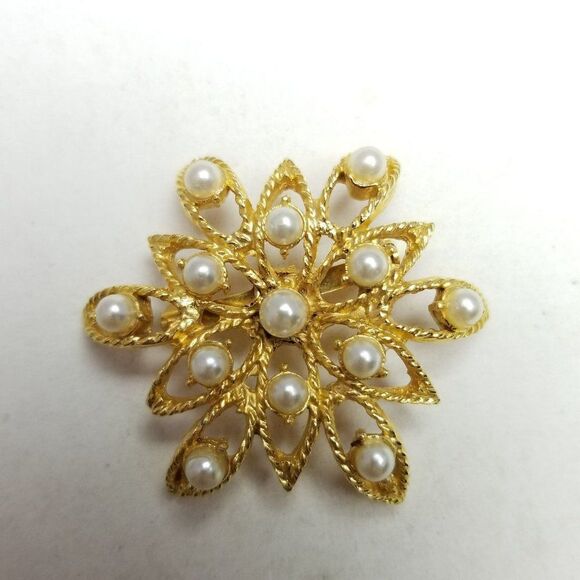 Vintage Faux Pearl and Gold Tone Radiant Flower Shape Brooch, Retro Estate - Picture 5 of 6